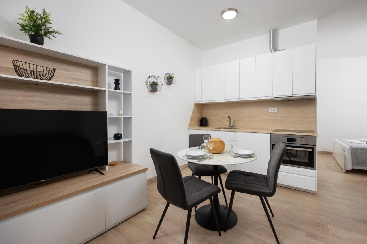 Oliva And Delux For A Family With Swiming Pool, Free Parking, Terace With View At The Sea Apartament *