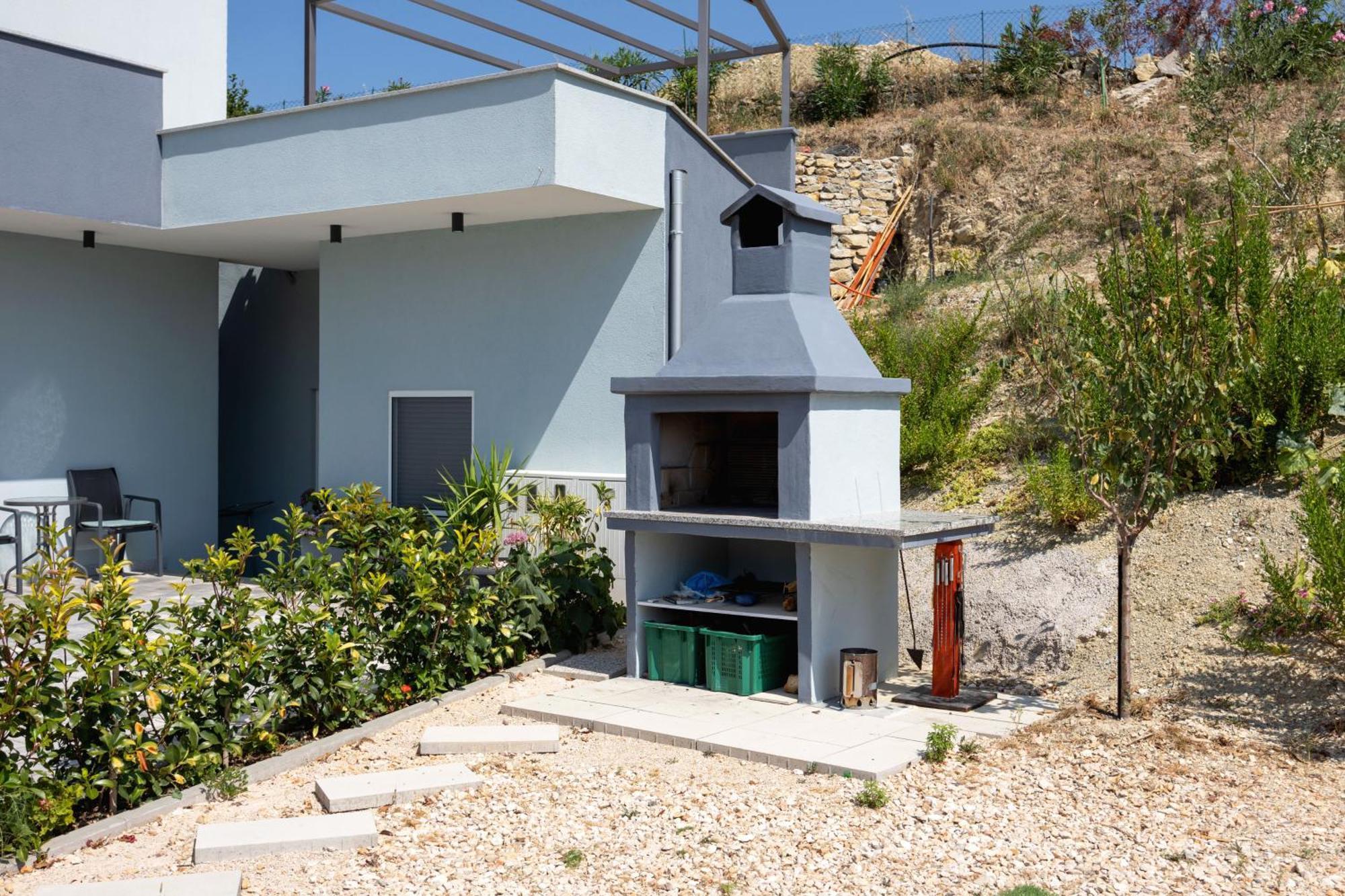 Oliva And Delux For A Family With Swiming Pool, Free Parking, Terace With View At The Sea